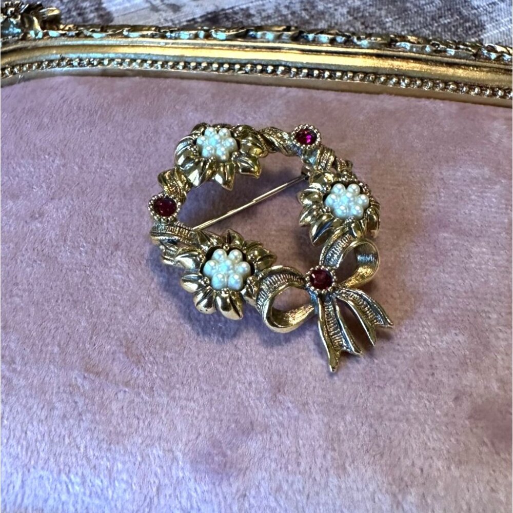Avon Vintage Gold-Tone Wreath Brooch With Faux Pearls & Red Rhinestones - Picture 8 of 10